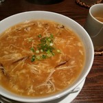 シエルドラゴン - ふかひれソバ+デザートセット(1000円) ふかひれソバ&ホットウーロン茶 ※麺パスポート使用