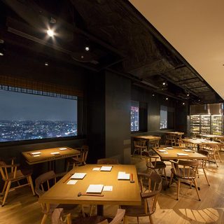 Dainamikku Kicchin Ando Ba- Hibiki - 窓際テーブル席/ダイニングテーブル席からはどちらの席からも夜景が見えます。