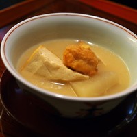 露庵 菊乃井 木屋町店 - 鶏だんご、厚揚げ、聖護院大根の白みそ仕立て