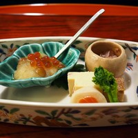 露庵 菊乃井 木屋町店 - 八寸、鯛の酒盗和え、なめこおろし、松風、サーモン、出汁巻き卵、菜花のお浸し