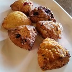 Mama'Nita Scones - 何だったか忘れたが、スコーン6個＠約3＄