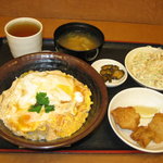 Miyamotomunashi - 玉子丼（みそ汁付） 390円　 鶏唐 190円　 サラダ 80円