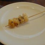 洋食katsui - 有料のアルコール一杯に付き・小さいオードブルが付く・・・小柱串焼き