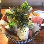 江戸富士 - 2016.12
      ある日の海鮮丼 1000円
