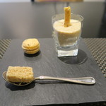 スゥリル - 27年11月　パルメザンと白胡椒のサブレ、実山椒マカロン