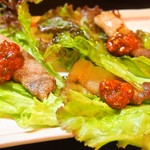 そ！これこれ 豚肉屋 - 豚バラ肉のちしゃ巻きコチュジャン添え