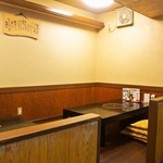 そ！これこれ 豚肉屋 - 店内（小上がりのテーブル席が2テーブル）