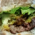 Teddy's Bigger Burgers - ガーリックパティにベーコン、アボカド、レタスにチェダーチーズ！！