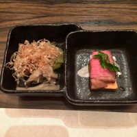 和食 鮨 日本酒 銀波 銀座店 - 右側がローストビーフとクリームチーズの溜り醤油漬け，唯一のヒットです