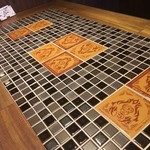 【カレー専門店】円山教授。 - テーブルのタイル