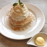 Cinnamon’s Restaurant - ⚫︎バターミルクパンケーキsmall ¥550+ホイップクリームとキャラメルソースをトッピング¥400