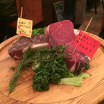 Jukuseiniku Baru Reddokingukongu Hashimoto - お肉焼く前