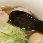 menyaisshin - スープは名前の通り魚介の風味が効いていて後味スッキリなので飲み干せます！時間の経過とともにスープ温度がどんどん低下していくのが唯一残念。