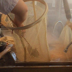 丸亀製麺 - タモから茹で上がった麺を取り出します。