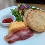 ベーコン、スクランブルエッグにとろっとしたケチャップが美味しかった。