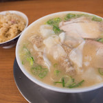なおちゃんラーメン - 「ワンタン麺」（800円）＋「チャーシュー炊き込みご飯」（250円）。贅沢なセットです。