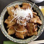 とんかつ山村 - 豚丼。中にも豚肉がギッシリ詰まっています。