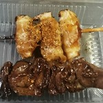 串くら京都・御池 - レバー串 230円 、エリンギ豚バラ巻き串 320円