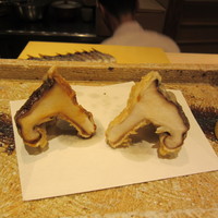 日本橋 蕎ノ字 - 岡部の杉山さんの玉取茸（椎茸）左は醤油　右は蕎麦のかえしが塗ってある！