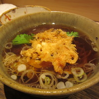 日本橋 蕎ノ字 - サクラ海老をのせた温かいお蕎麦