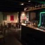 ヌーンプラスカフェ - お昼は、カフェとしてゆったりできる隠れ家的空間を提供するNOON+CAFE。そんなNOON+CAFEのもう一つの夜の顔。前身のDAWNから数えると22年の歴史を持つ老舗のクラブNOON。2016年から本格的に再始動し、平日は様々なジャンルのDJがBGMをセレクトするBARとして、週末は朝まで遊べる、ミナミにはないちょっと大人なクラブとして、先鋭のアートや音楽の情報交換／発信の場となっています。