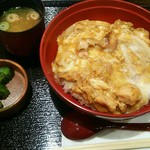Oyakodon Hotsukoriya - 炭焼鶏の親子丼820円（税込）