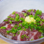 菊陽食肉センター - 馬刺漬け丼