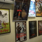 くーずかふぇ - 店内には映画のポスターが壁一面に