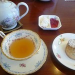 英国紅茶専門店 THE TEA HOUSE  - ２人で行ったらスコーンとケーキは切ってくれました。