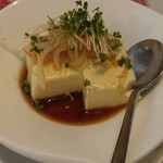 中国料理 華山 - 国産大豆豆腐に大根のマリネをトッピングしたサラダ