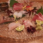 京橋 二刀流 - 毎回食べる、お刺身。塩をつけるのも美味しい！