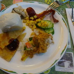 Evergreen Laurel Hotel - 私のモーニング・12時の方向から時計回りに　ベーコン・サラダ・ちらし寿司・チヂミ・お饅頭の様なパン？・牡蠣