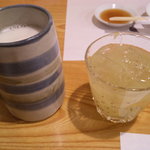 中ジョッキと天然のキウイサワー（飲みかけ）