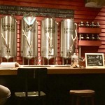 RISE & WIN Brewing Co. KAMIKATZ TAPROOM - カウンターも素敵。おしゃれなタップ達。