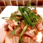 新小屋 - お酒のアテにぴったり「ザーサイ青ネギ豆腐」