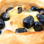 小麦の郷 - 黒豆カマンベールフランス￥１３４（税別）
