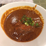 マハラジャ - 日替わりカレーのスパイシーチキン。大きいチキンがごろごろ