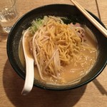 味八 - 中太縮れ麺。