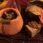 祇園 末友 - 右は鴨のテリーヌ（マスタード乗せ）、左は唐辛子の葉っぱと雑魚を炊いたものでケシの身乗せ