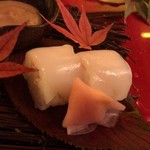 祇園 末友 - 烏賊の寿司（寿司の中には生姜が敢えてある）