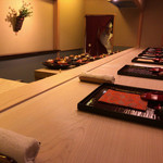 祇園 末友 - カウンター席と料理群