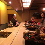 祇園 末友 - 隣の3組のカップルは全て中国人