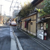 祇園 末友 - 外観と前面通り