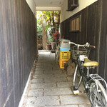 どんこ - 趣きのある通路です。