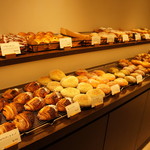 パンやきどころ RIKI - 店内、パンの風景①