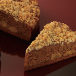 Apple and cinnamon crumble cake