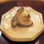 赤坂 詠月 - 大分県産の大判椎茸、手前の塩で...