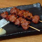 大船 - ヅケ焼き。秘伝のにんにく醤油に漬け込んだカシラ肉。2本300円。