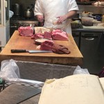 肉料理 荒川 - 調理台の肉達