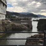 こばせ - 目の前の生け簀みたいな海